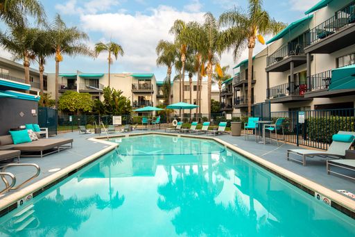 Stunning 1 Bedroom in Pacific Beach with Garage Parking, Pool, & More! – photo 1