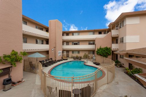 Pacific Beach: Top Floor 2BR w/ Balcony and Views from Every Window! – photo 1