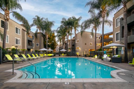 Beautiful 1 Br with Parking, Pool, Onsite Laundry, & More! – photo 1