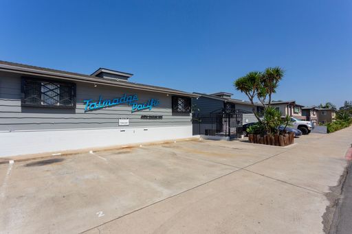 OPEN HOUSE: 9/3 2-4PM ~ Studio in Talmadge Area with Parking! – photo 1