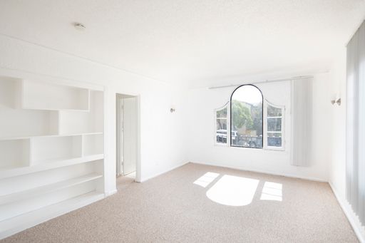 Banker's Hill Studio Apartment with Onsite Laundry and Walk-in Closet – photo 1