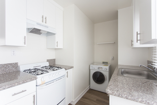 Upgraded 1b/1ba in Bay Park with Washer/Dryer in Unit & Parking – photo 1