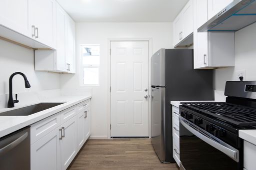 OPEN HOUSE: 9/5 11:30AM-12:30PM ~ Updated 2BR Duplex in Clairemont – photo 1