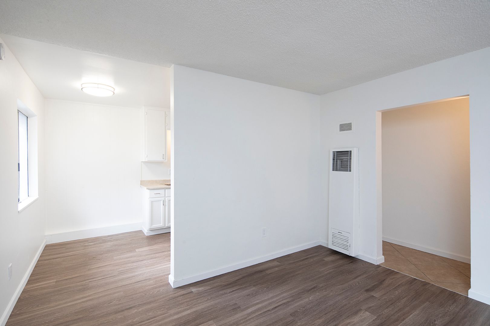 Charming 2 Bedroom Cottage in a Great Escondido Location with Parking!