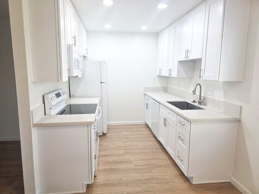 Spacious 2BR/2BA in Pacific Beach with Garage and Vaulted Ceilings! – photo 1