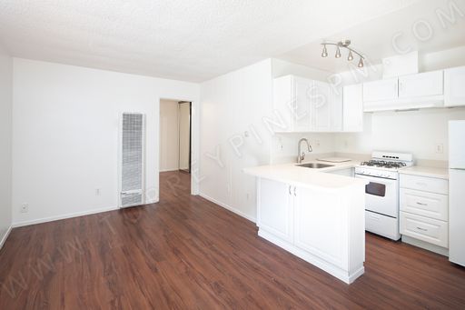 1 Bedroom in a Great Point Loma Location with AC! – photo 1