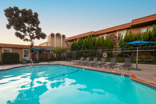 FIRST MONTH FREE!!! Beautiful La Mesa 1 BR with Parking, Pool, Modern Amenities! – photo 1
