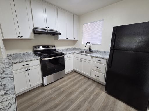HALF OFF ONE Month's Rent - Renovated 2-bedroom on First Floor – photo 1