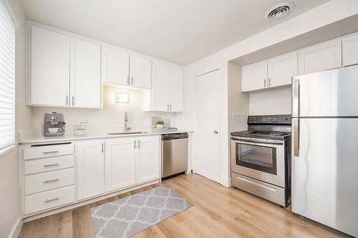 Renovated Downstairs 2 Bedroom 1 Bath – photo 1
