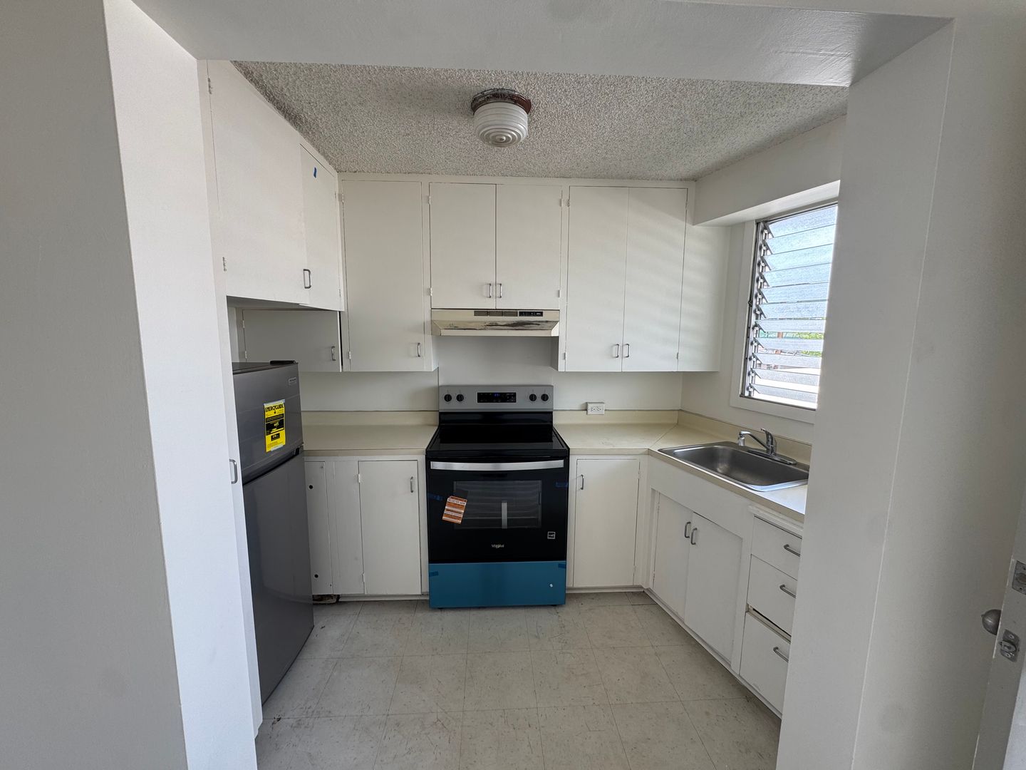 Honolulu Apartment: 1003 Kapahulu Ave. 303