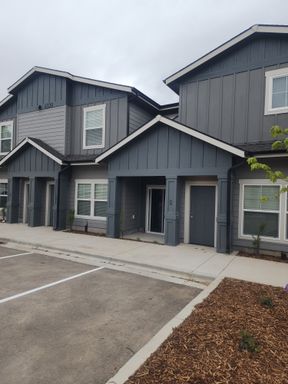 Family Living Redefined: Spacious 3 Bedroom, 2 Bath Townhome - Ready for You to Call Home – photo 1