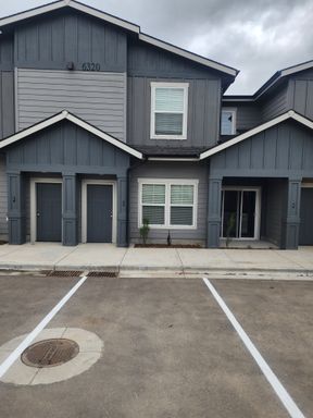 Charming 2 Bedroom Townhome with Private Bathrooms – photo 1