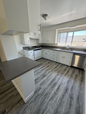 2 Bedroom/1 Bathroom Upper floor Unit with Gated Parking and Onsite Laundry