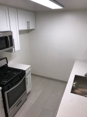Sterling Court Apartments - $2,095 with one and a half free month (O.A.C) - 1 bed + 1 bath – photo 1