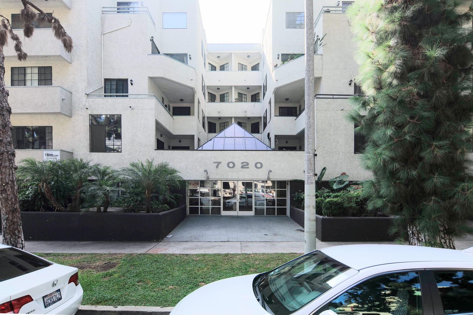 Los Angeles Apartment: 7020 Lanewood Ave