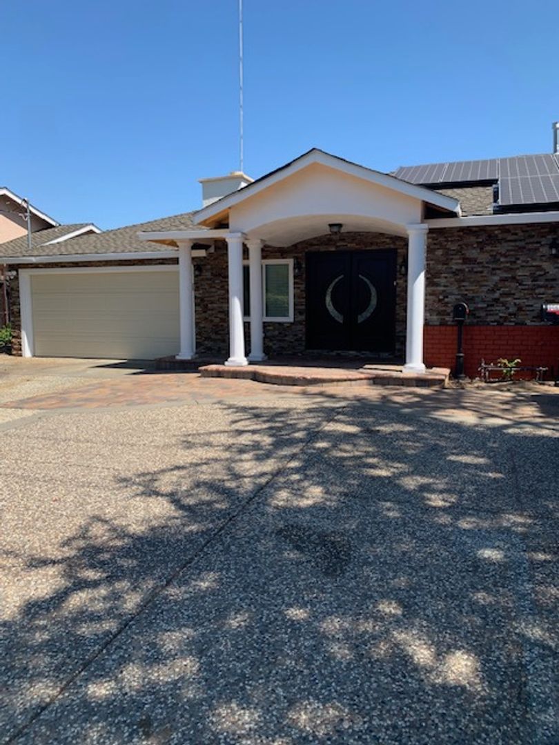 San Jose House: 14813 Branham Ln