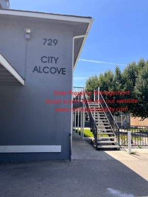 729 N. FLORAL STREET UNIT 2 2 BEDROOM 1 BATHROOM DOWNSTAIRS APT – photo 1