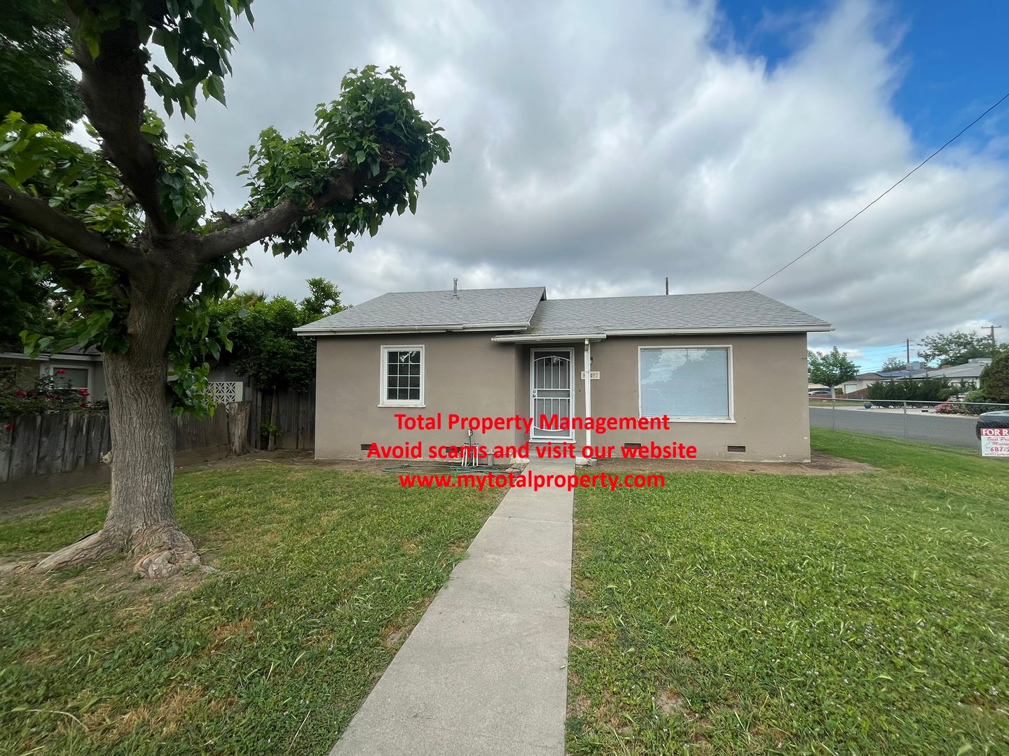 Visalia House: 801 S. Bradley St