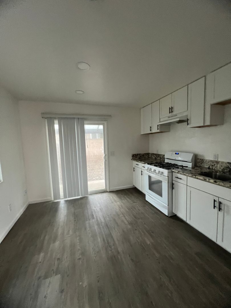 Farmersville Apartment: 803 S. Farmersville Blvd.