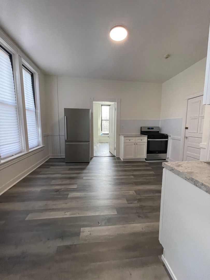 Clinton Apartment: 123 High St.