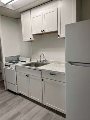 Galley Studio, off-st. parking, all utilities included!
