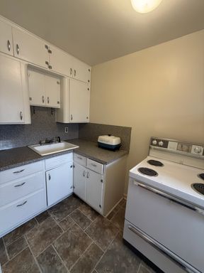 1bd 1bth Apartment - $1100 per month – photo 1