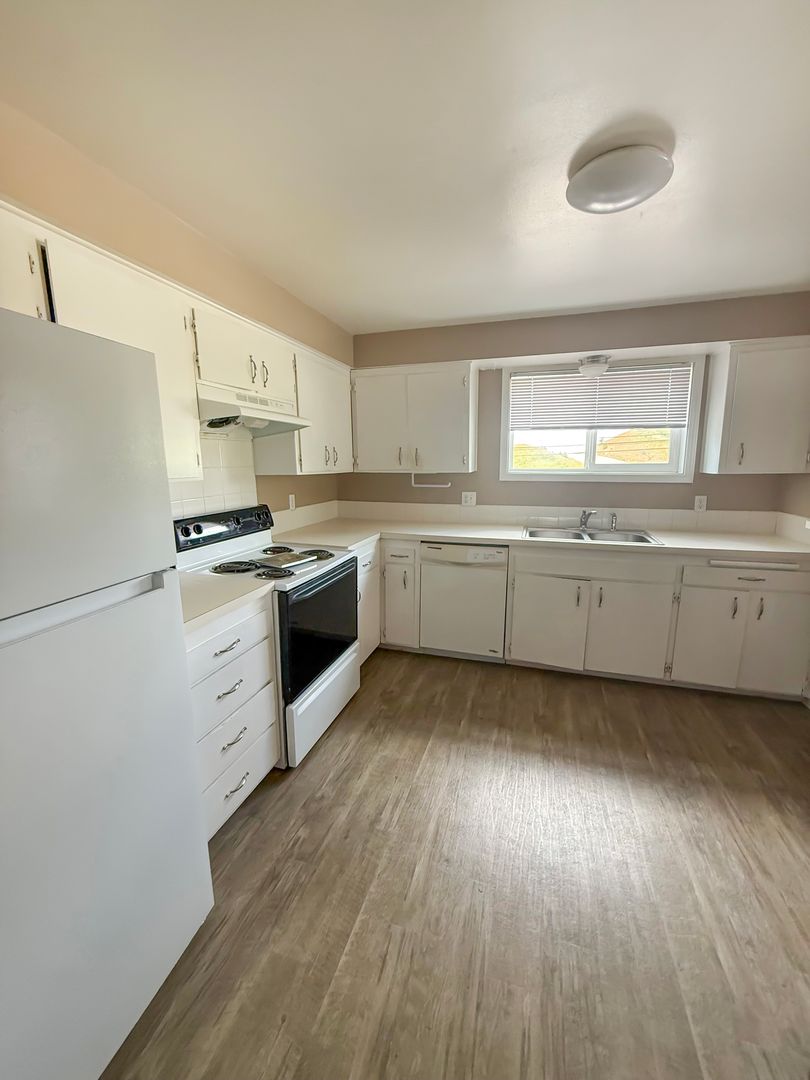 Comfortable 2 Bed / 1 Bath Just Steps from EWU 2 of 6