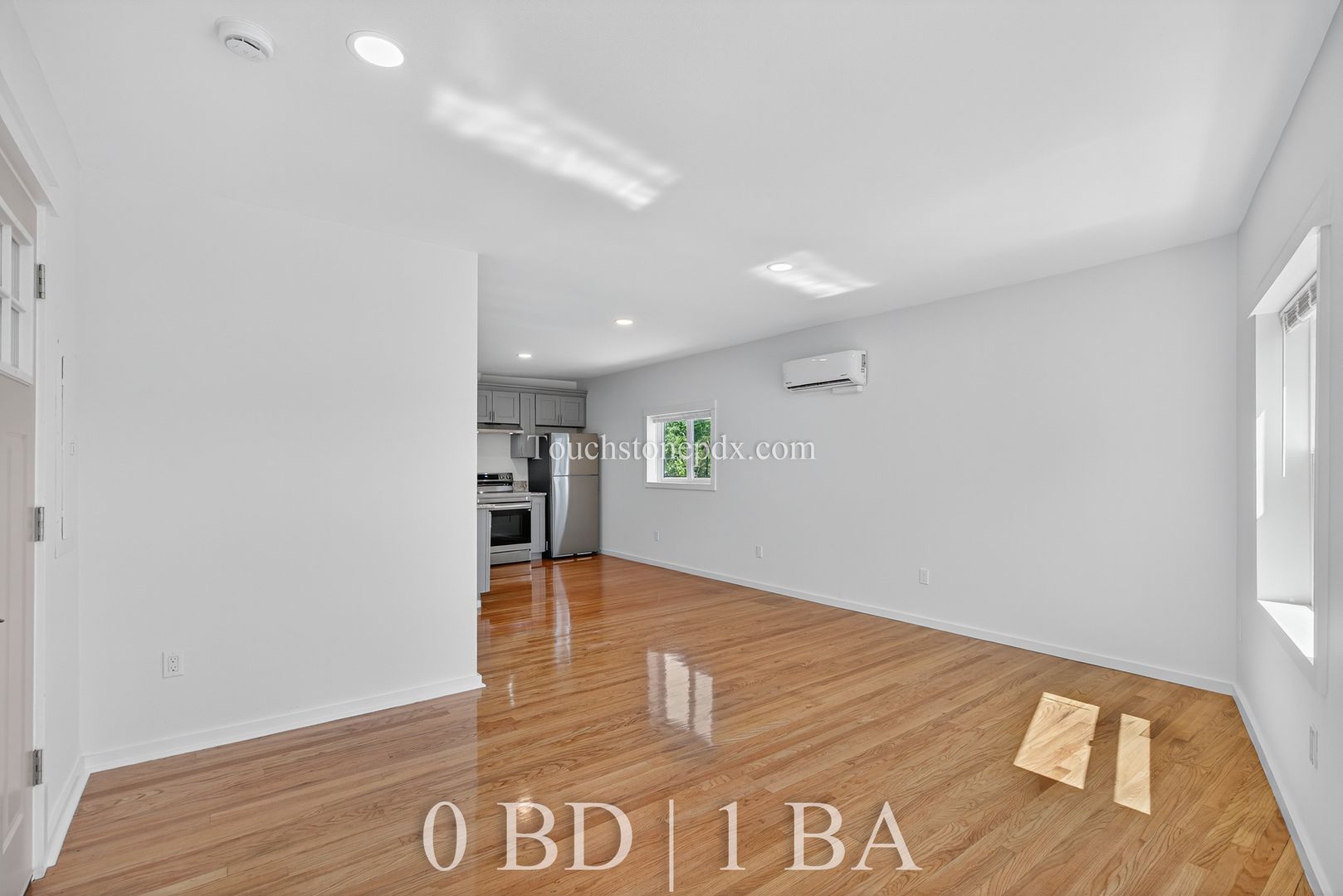 Portland Apartment: 4938 SE Foster Rd #208