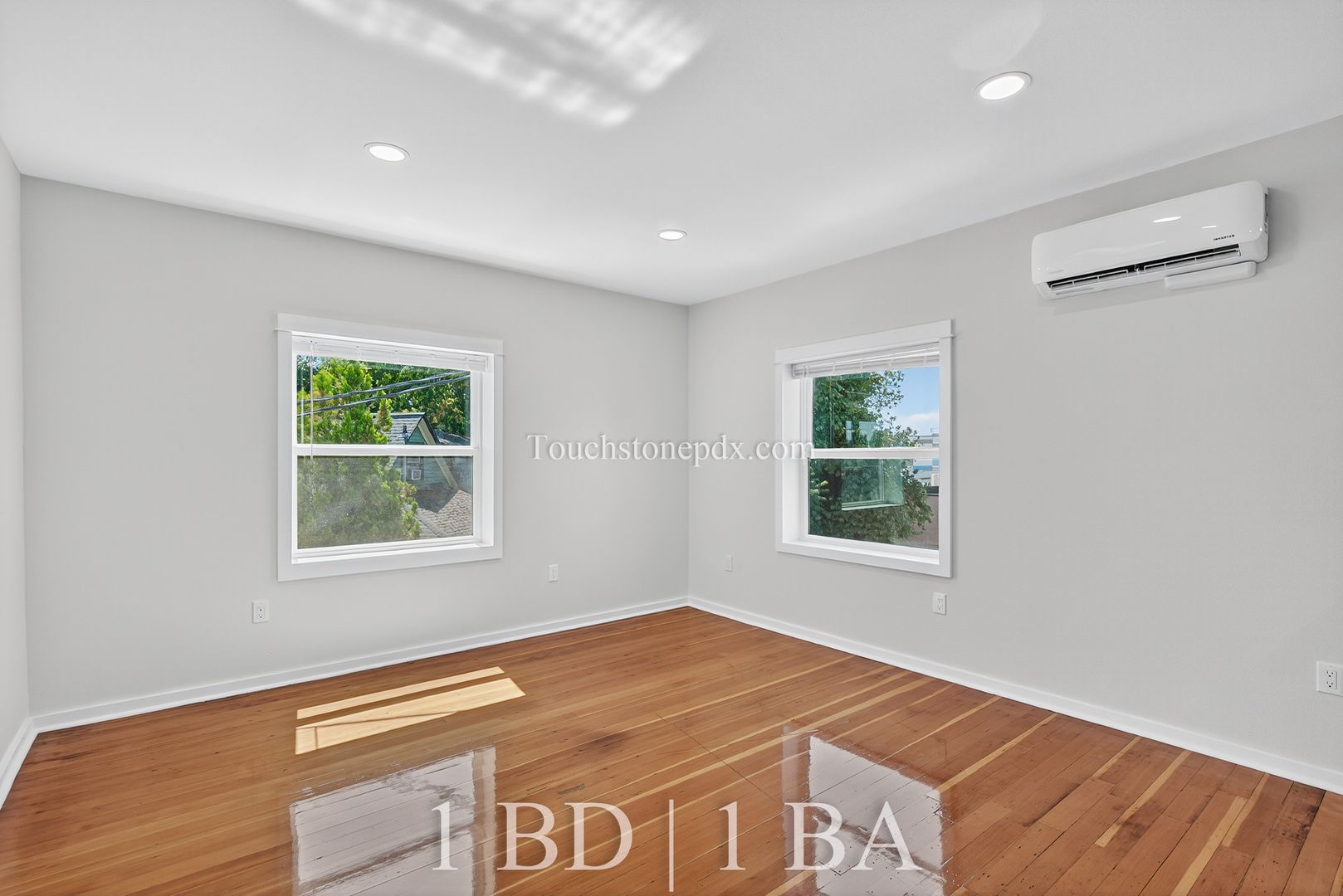 Portland Apartment: 4938 SE Foster Rd #208