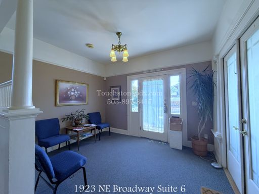 Compact Private Office Space on NE Broadway – photo 1