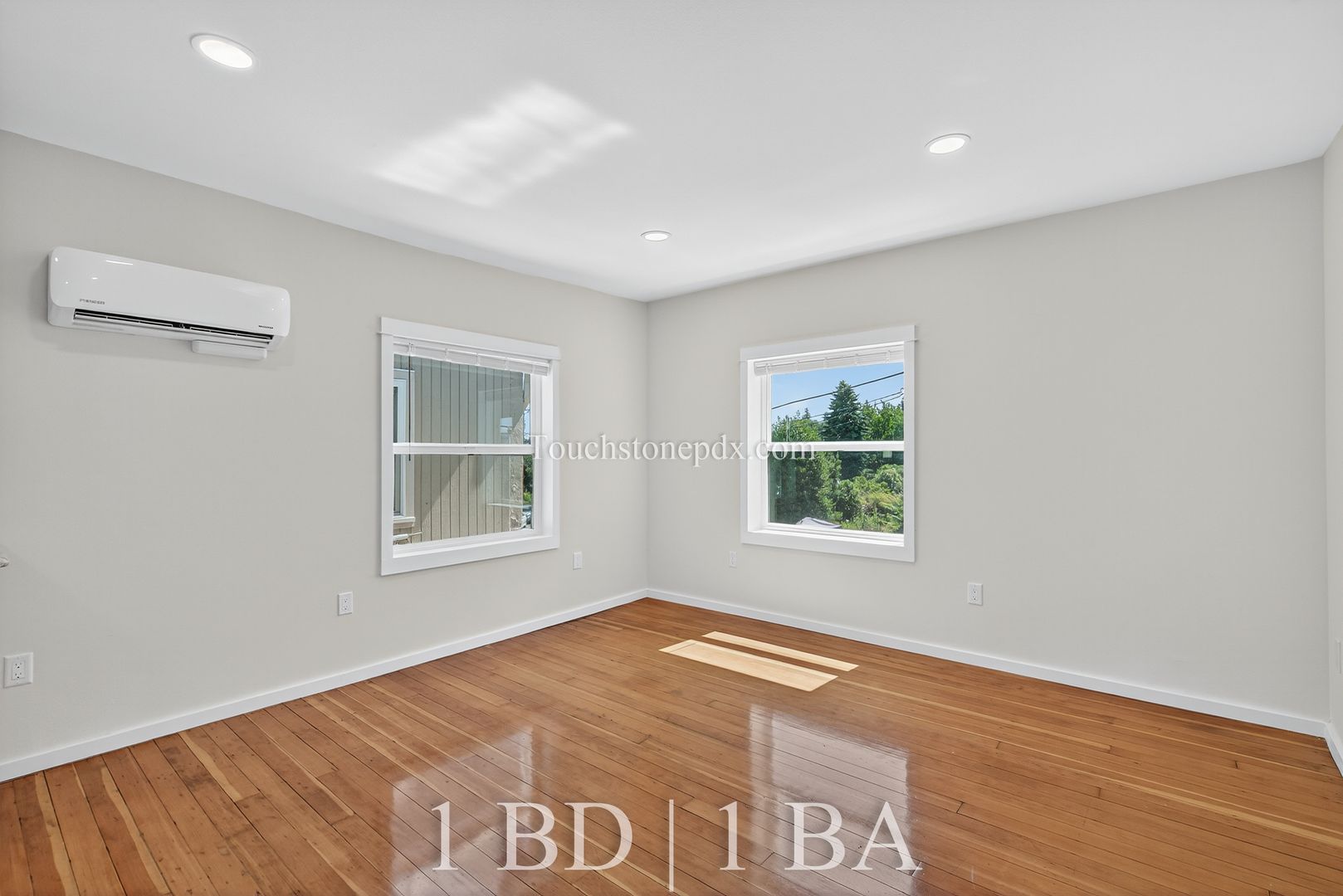 Portland Apartment: 4938 SE Foster Rd #208