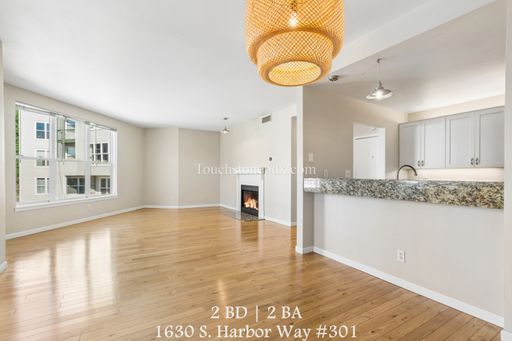 Beautifully Maintained Condo on South Waterfront – photo 1