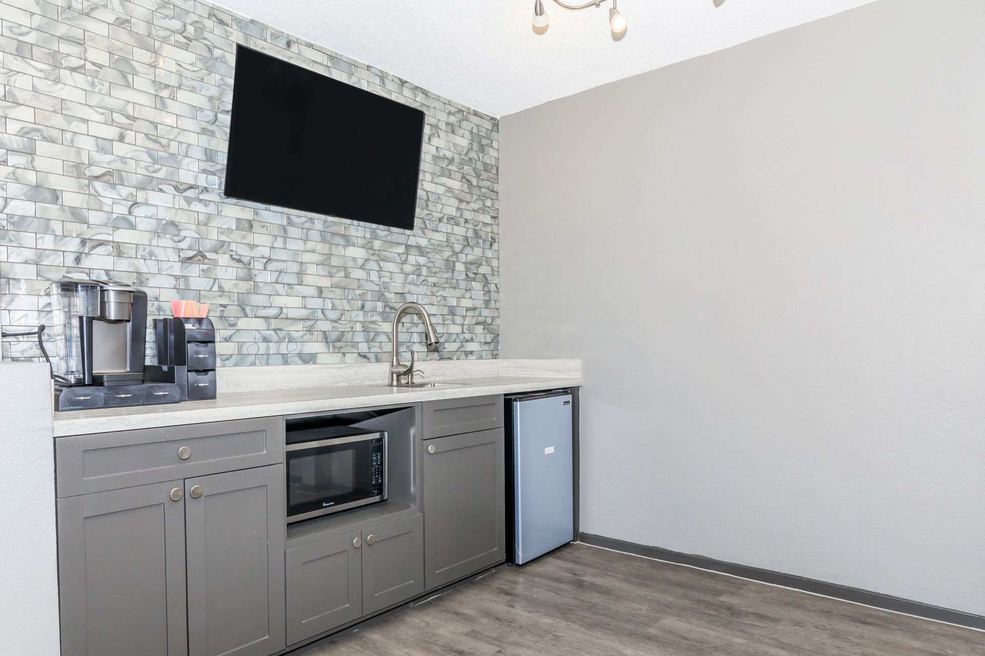 Irving Apartment: 1901 W 5th Street