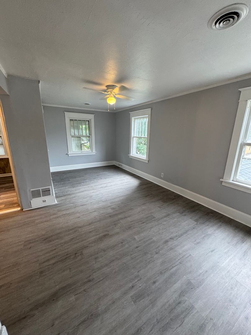 Rockford Apartment: 319 Albert Ave