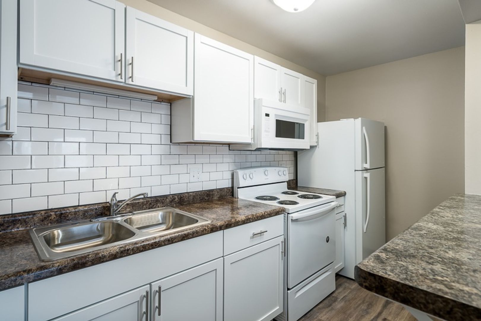 Rockford Apartment: 2512 N Rockton Ave