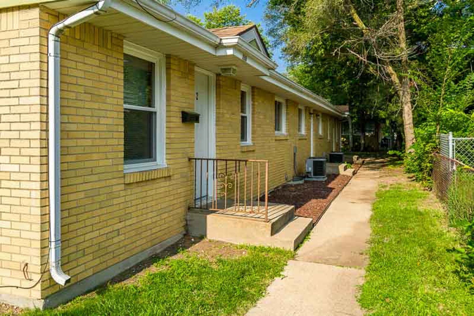 Rockford Apartment: 2516/2518 N Rockton Ave