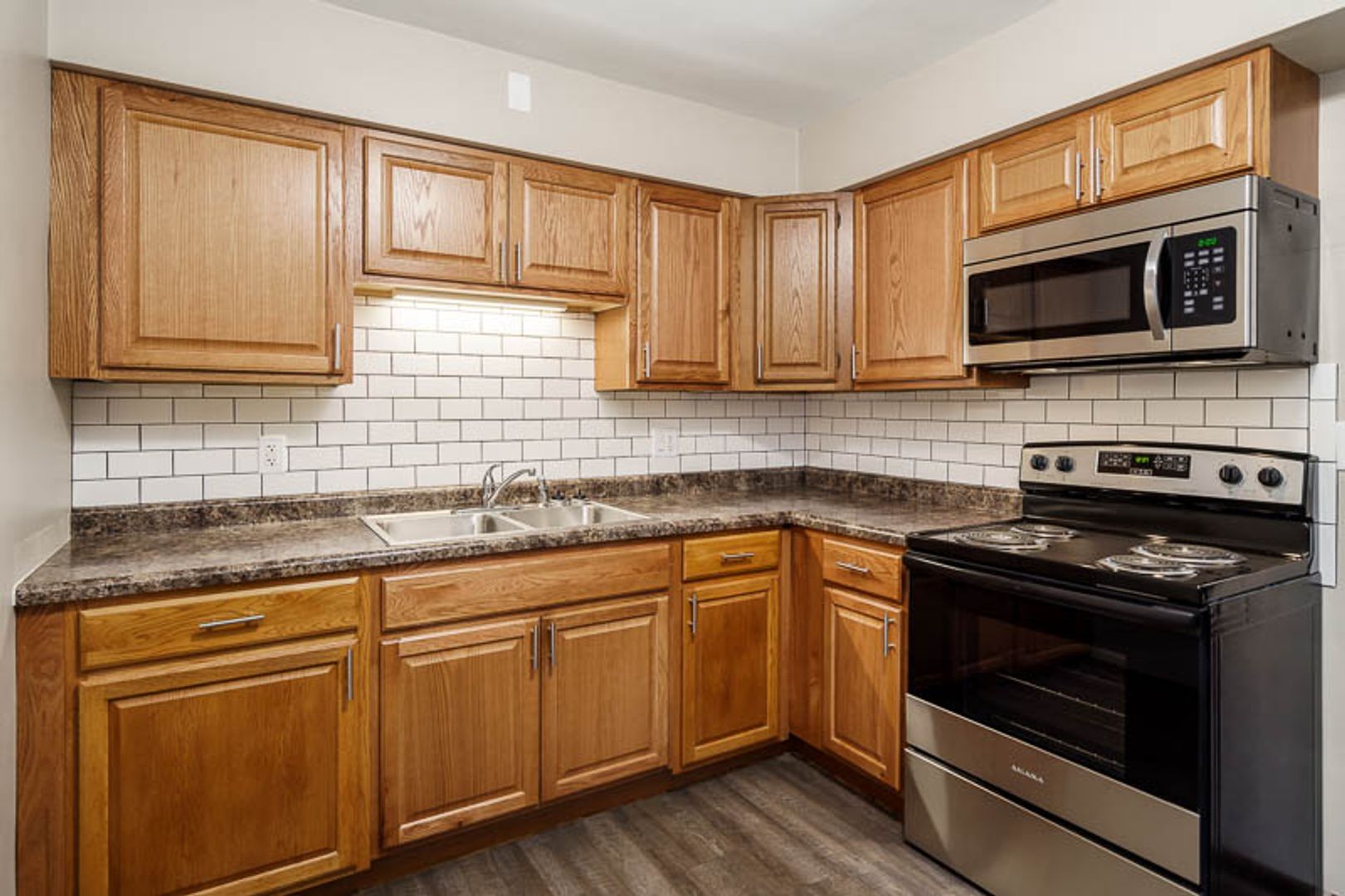 Rockford Apartment: 2516/2518 N Rockton Ave