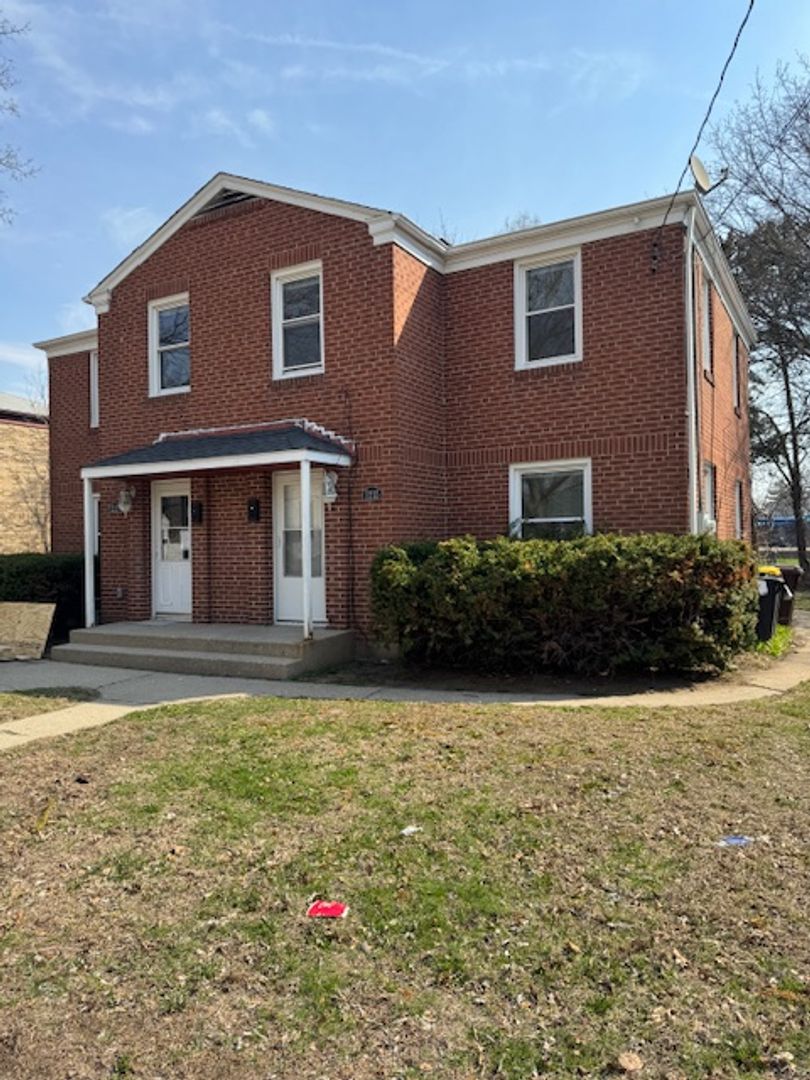 Rockford Apartment: 2215/2217 Hecker Ave