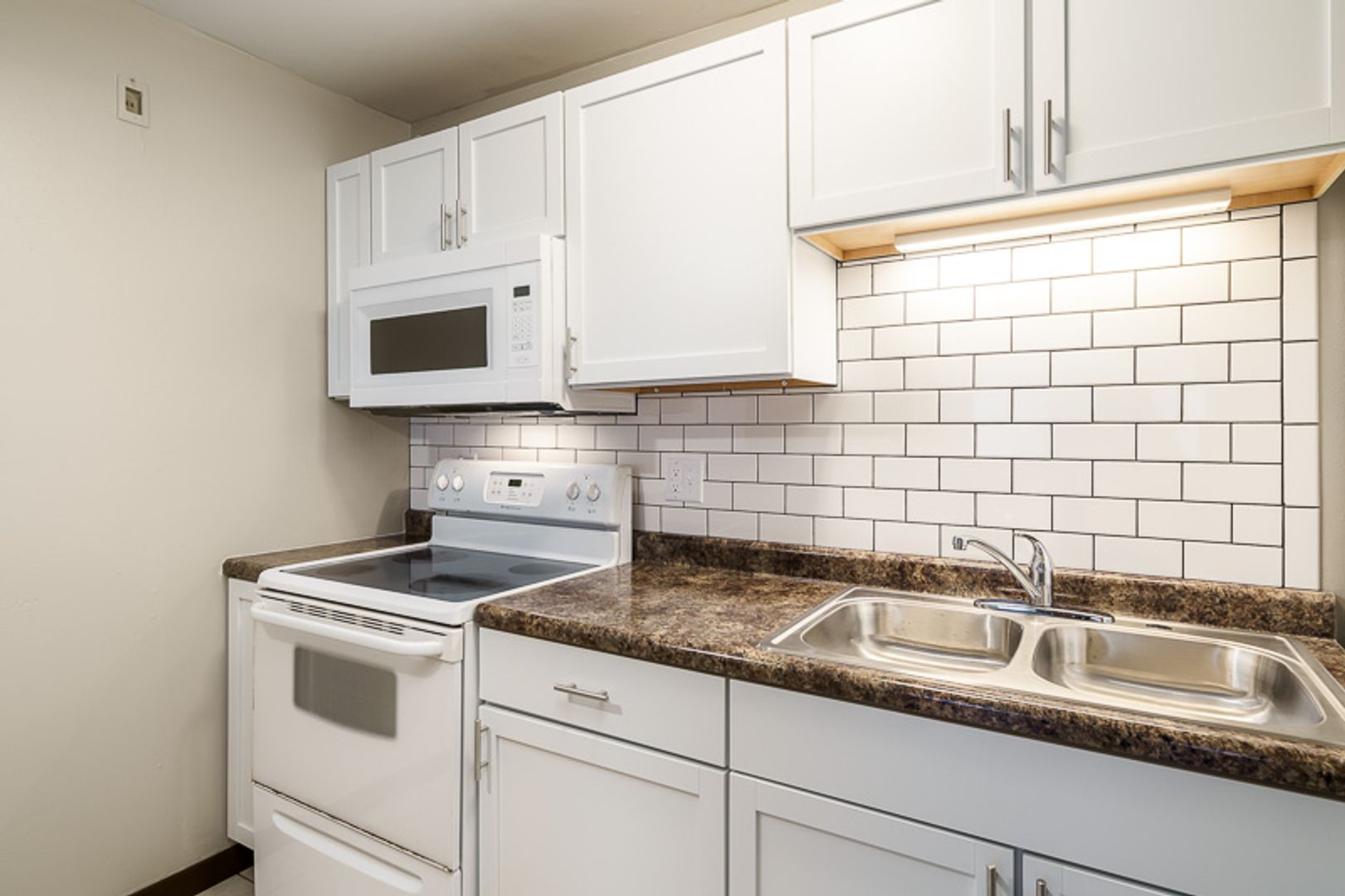 Rockford Apartment: 2512 N Rockton Ave