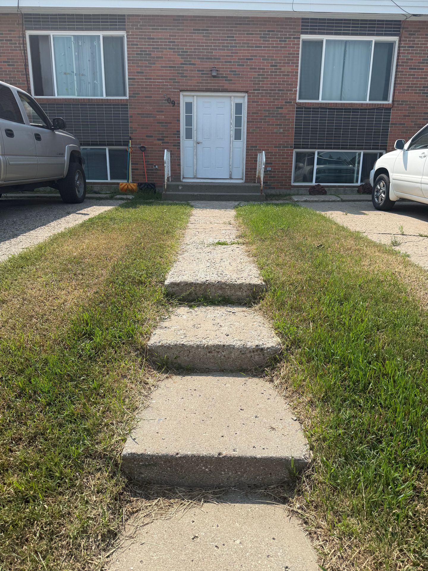 Mandan Apartment: 309 11th Ave NW