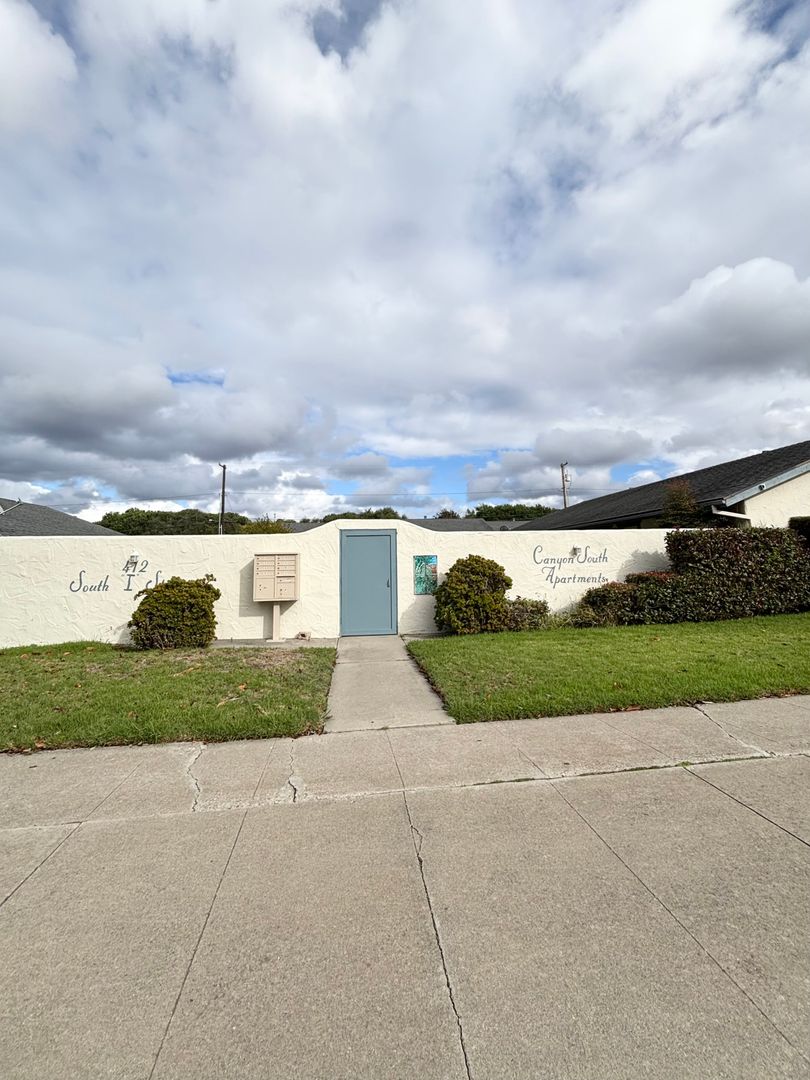 Lompoc Apartment: 412 South I Street