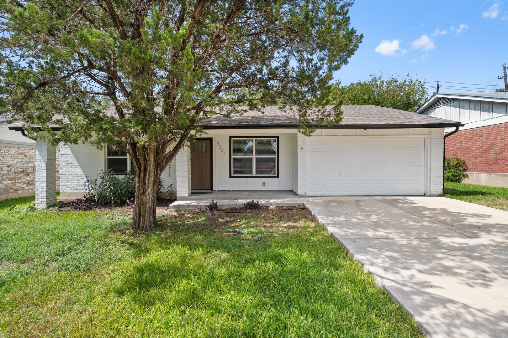 Austin House: 3307 Oak Alley