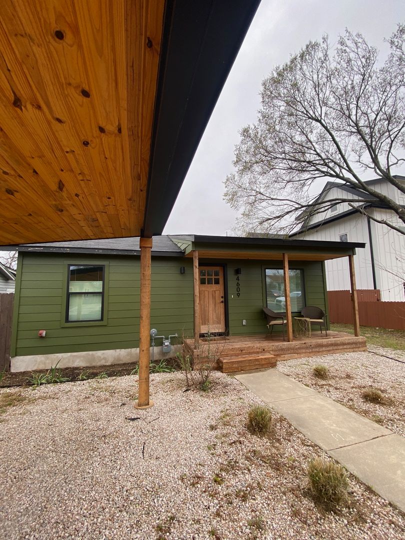 Austin House: 4609 Leslie Avenue, Unit 1