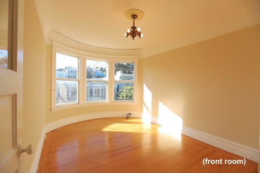 Mission: Top Floor One Bedroom Flat w/Views, Shared Yard & Laundry a half block from Dolores Park – photo 1
