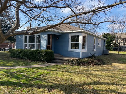 Large 3/1 a block from campus – photo 1