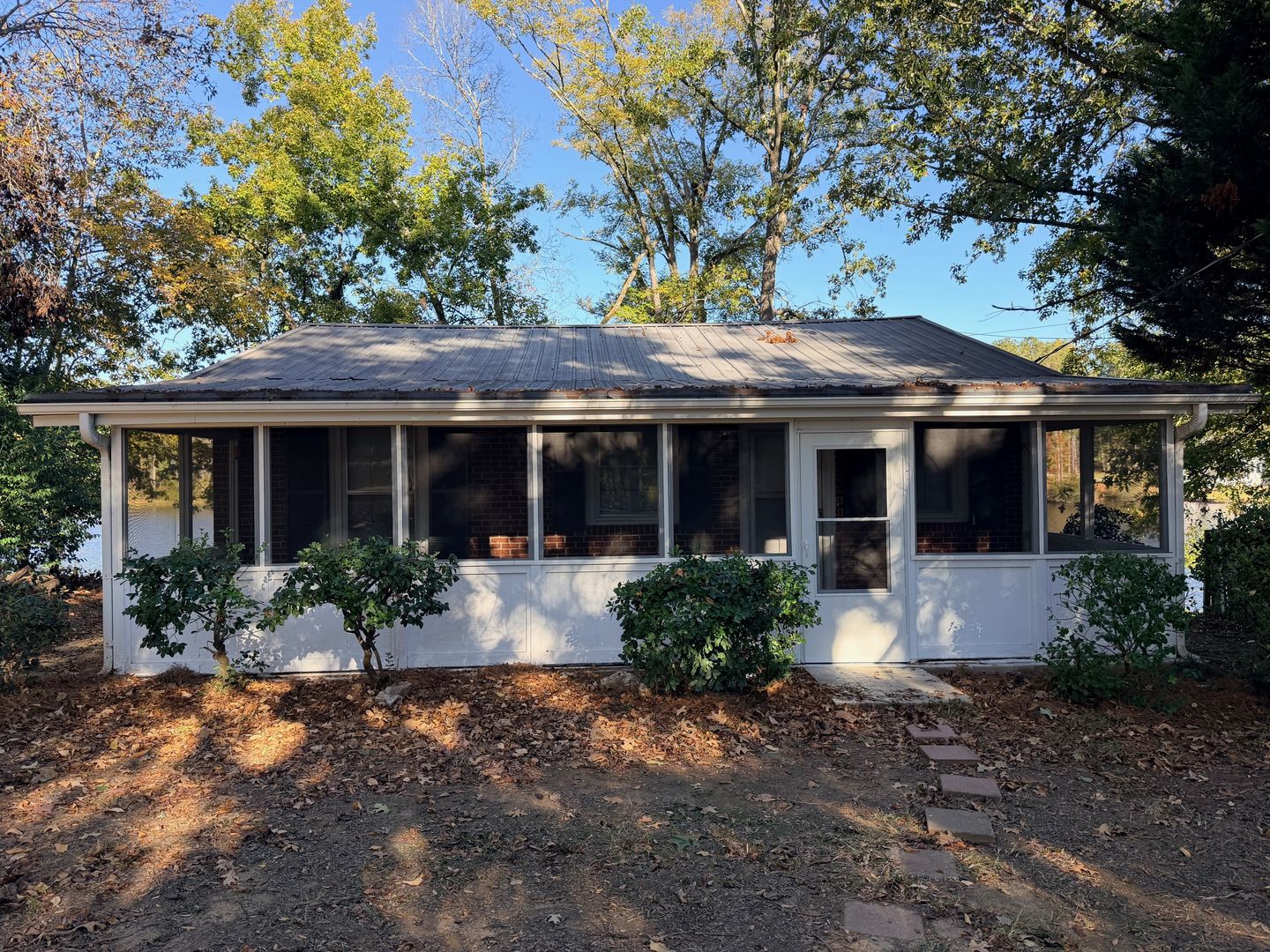 Ninety Six Apartment: 332 Pine Lake Dr