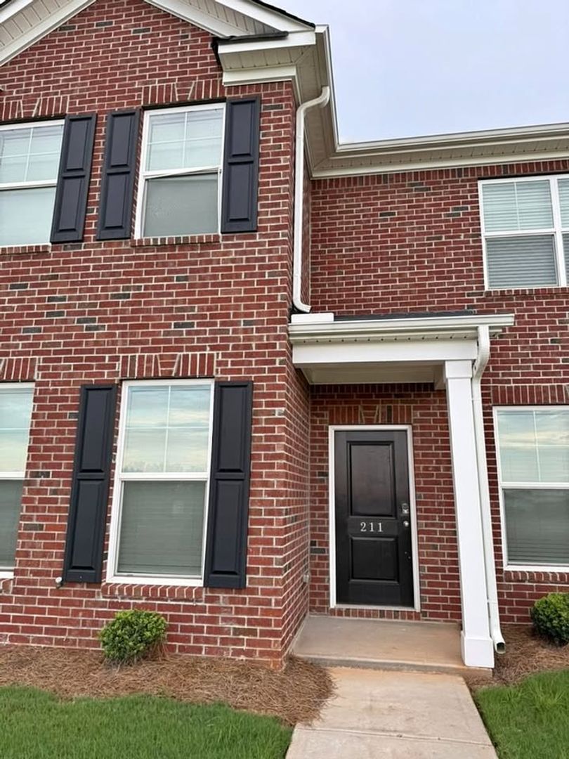 Anderson Apartment: 211 Scenic Rd