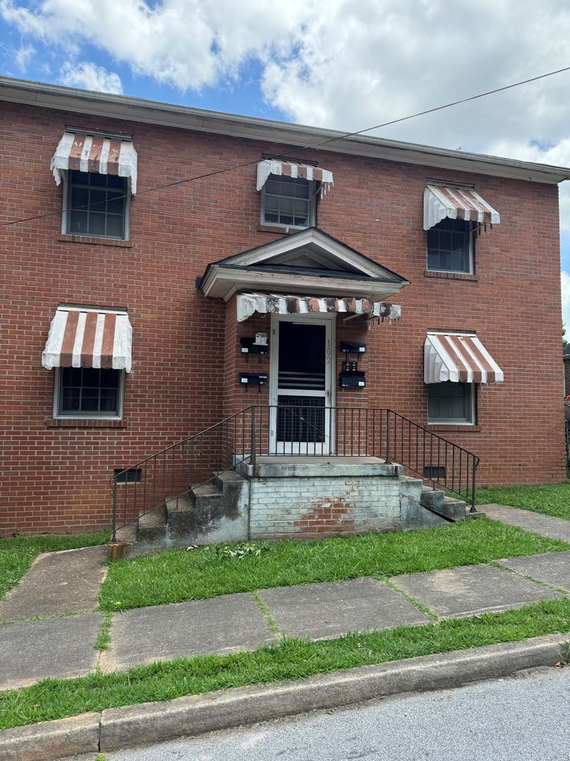 Greenwood Apartment: 102 Blyth Avenue A-D