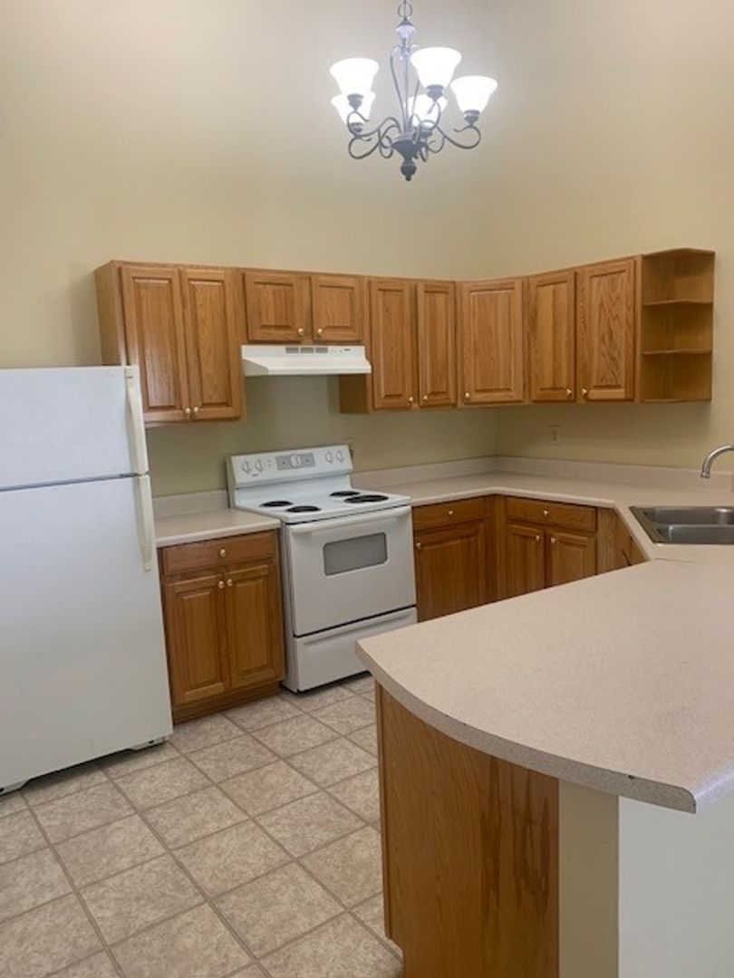 Anderson Apartment: 190 Wexford Dr #303