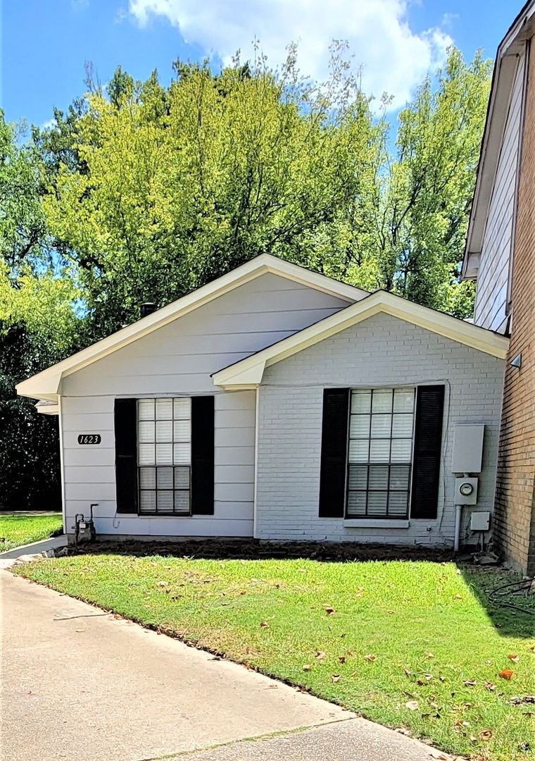 Montgomery Townhome: 1623 Limestone Ct